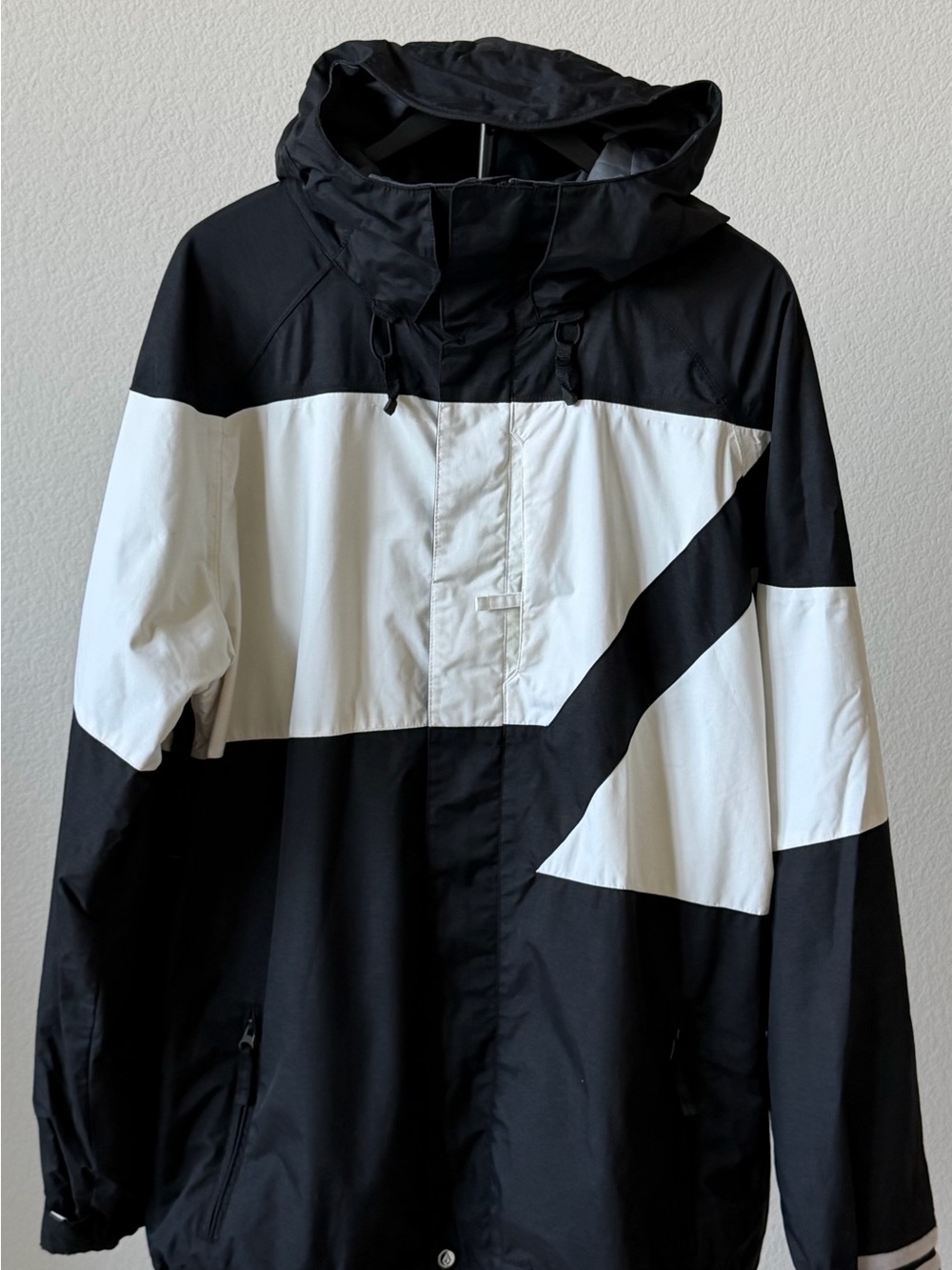 Volcom Black & White Men's Ski Jacket with Hooded Shell